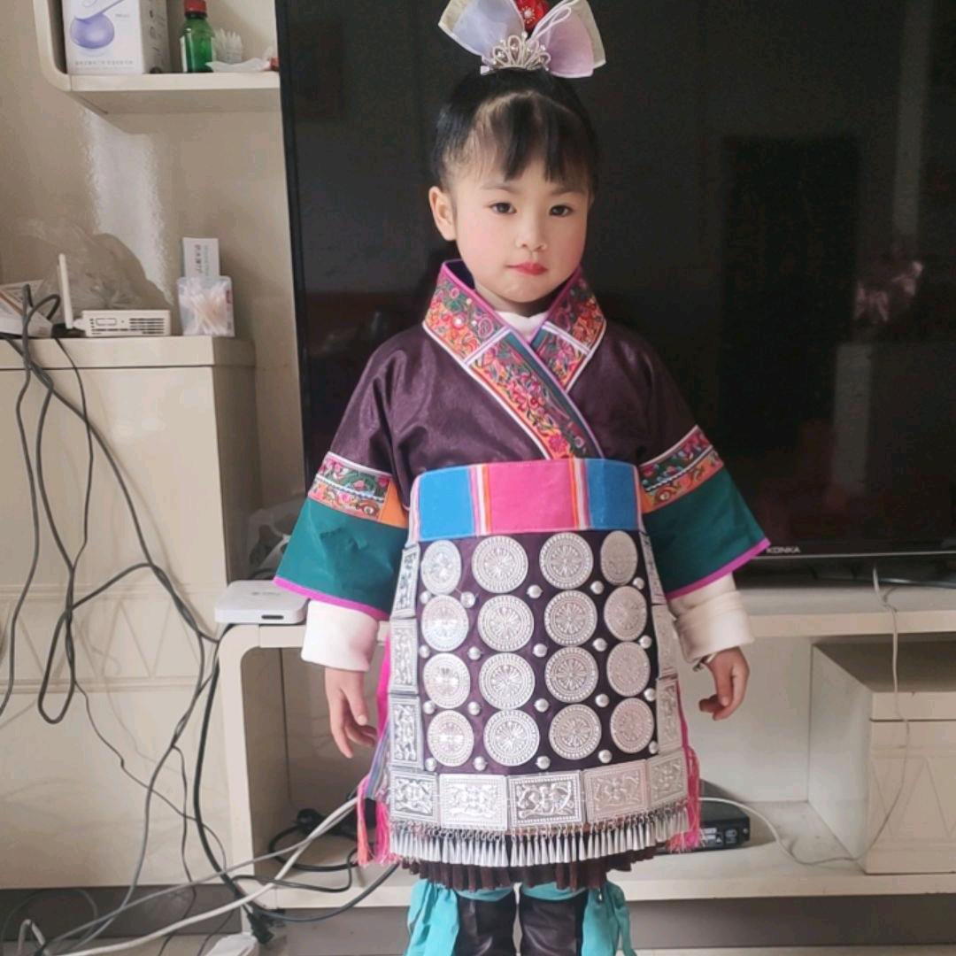 单亲妈妈带两娃。