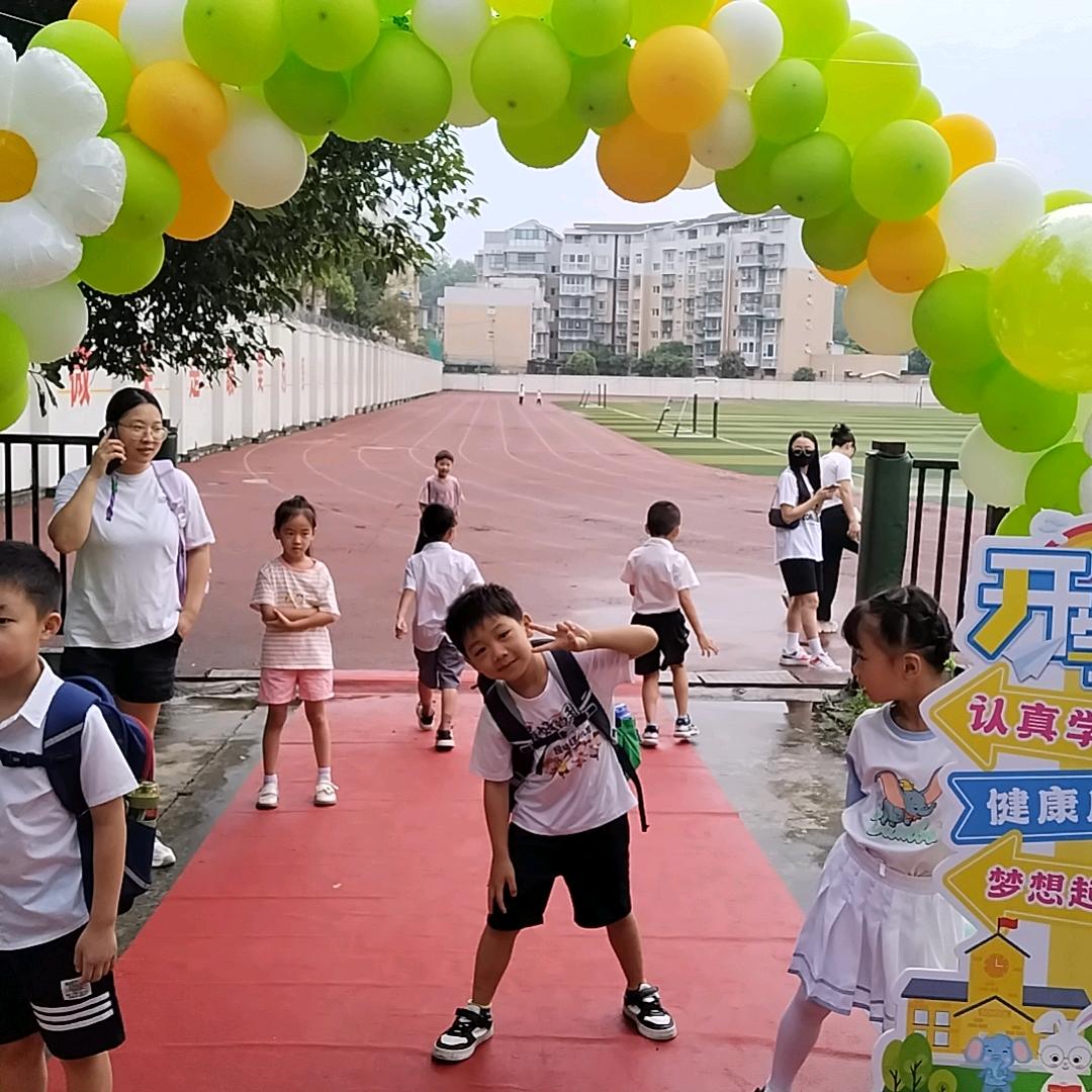 爱吃棒棒糖？霖霖！