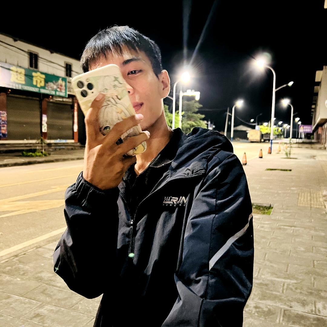 小宋  （认真种地）！