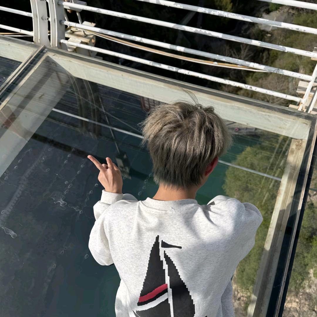 众人新欢。负我心酸