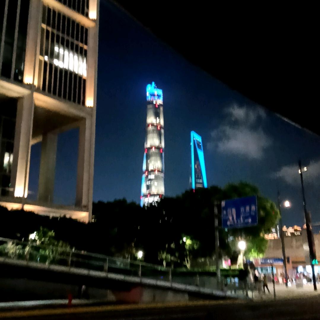 一左一右。
