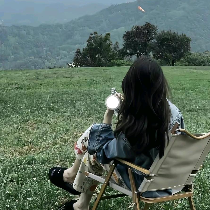 一个卖土工材料的小姐姐。