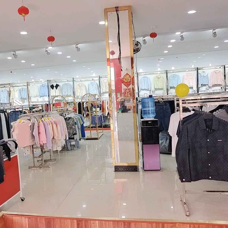 新世纪服装超市毛沟店，小肖