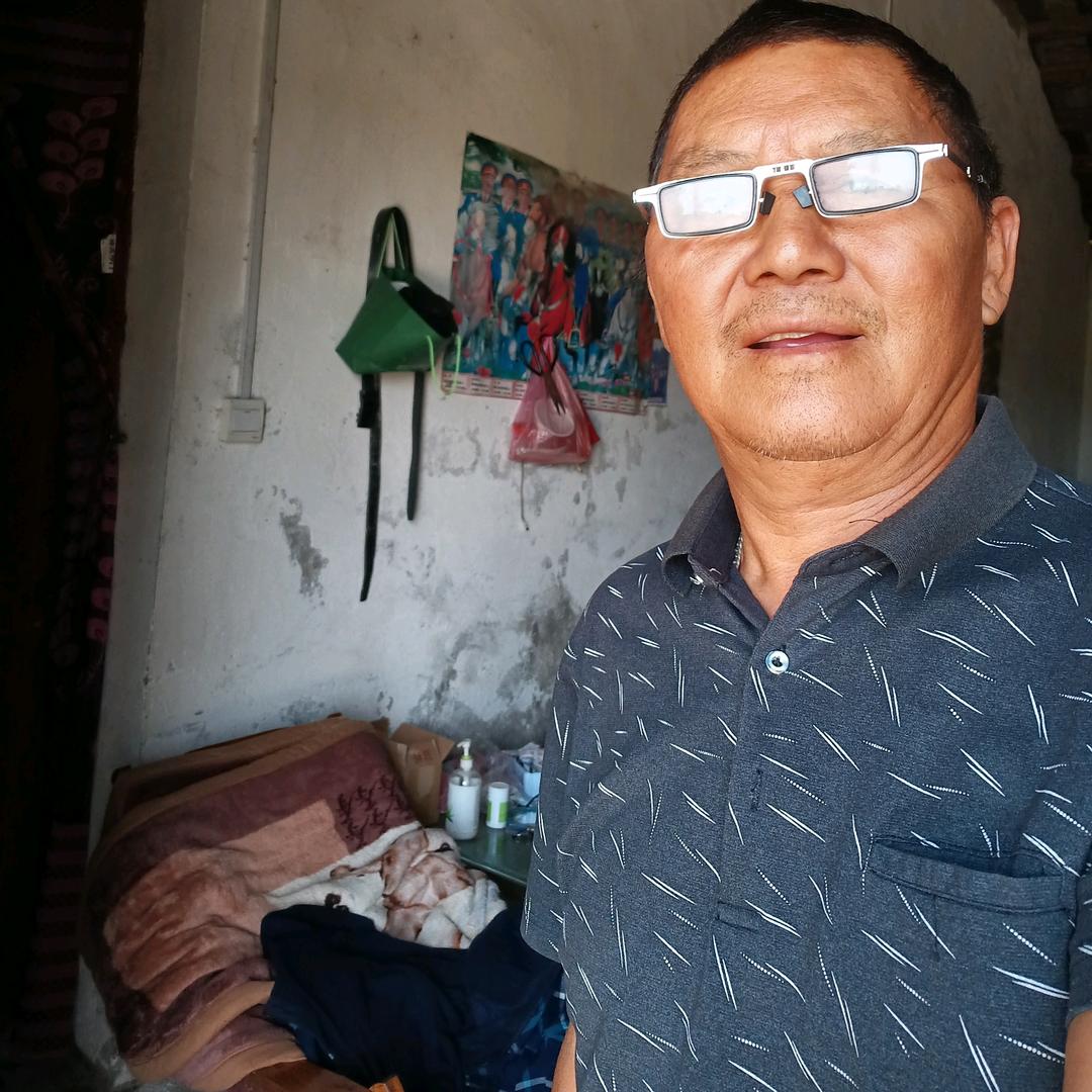 老爷子：（邹）