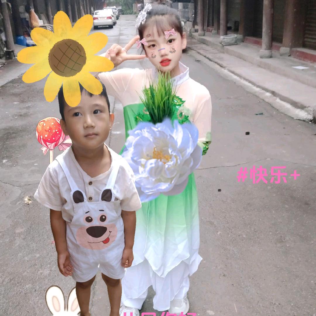 两个孩子的妈妈。
