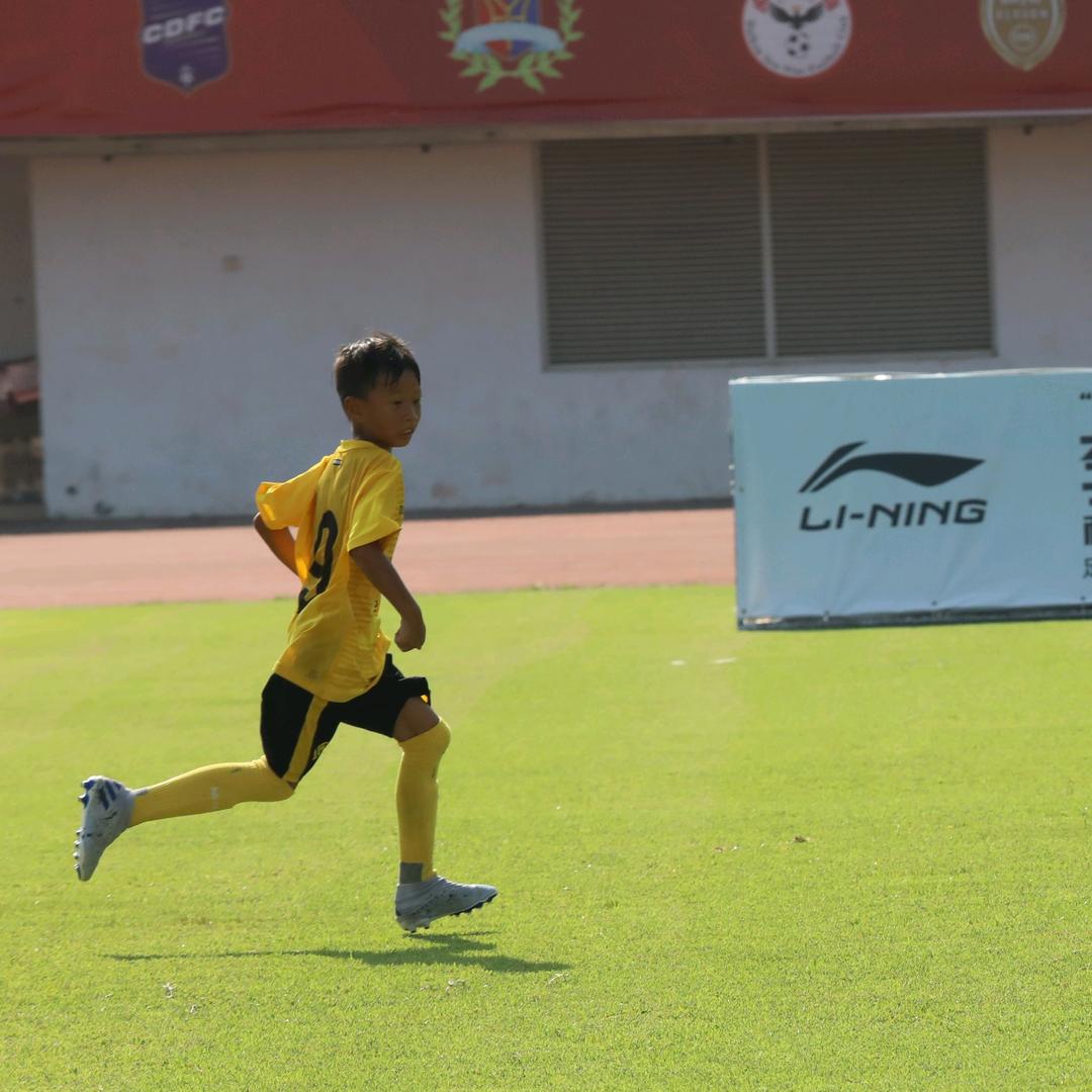 陈嘉驿踢足球⚽