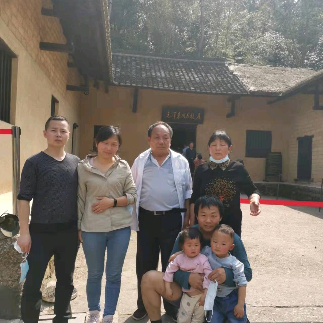 郭岳阶。春风暖，