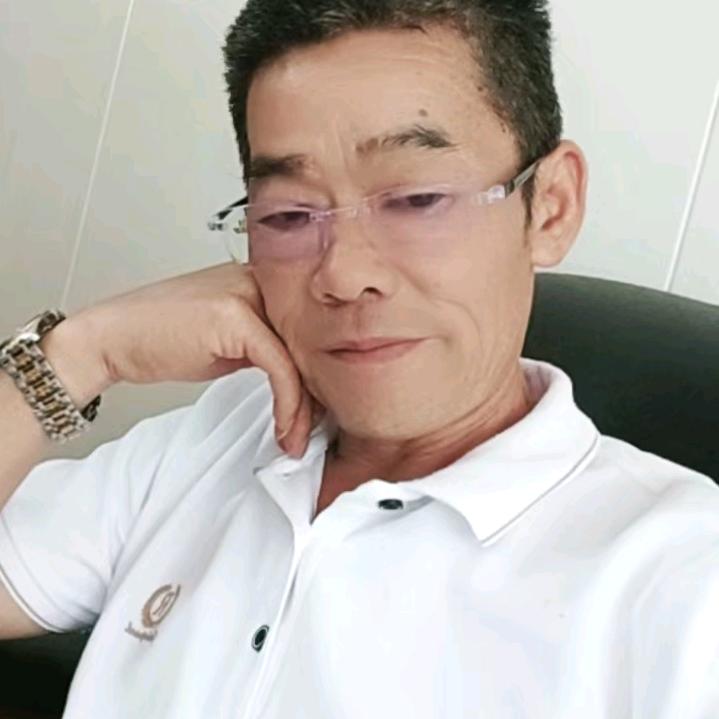 伸手不打笑面人！