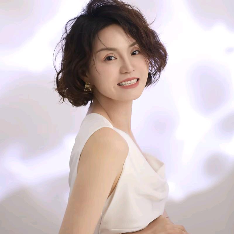 左右瑜伽创始人—刘芷言