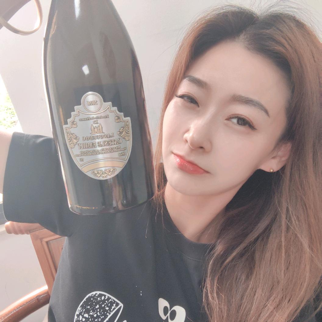 佳佳爱喝酒