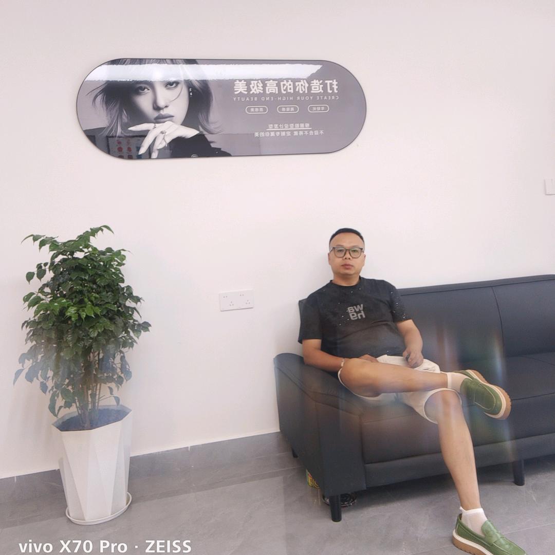 贵港市眼镜哥谈烫染设计