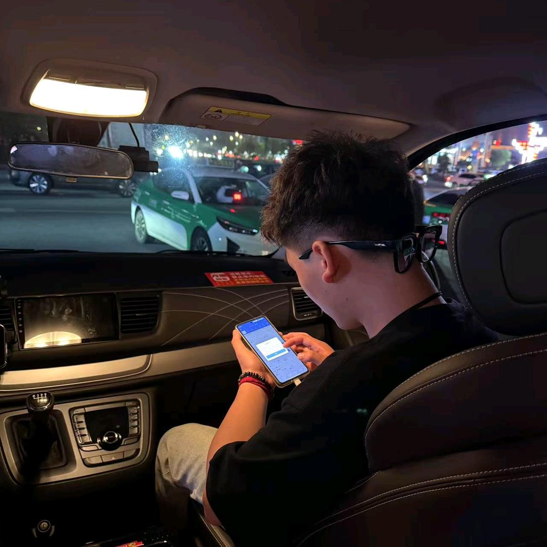 小臣🚶🏻‍♂️.