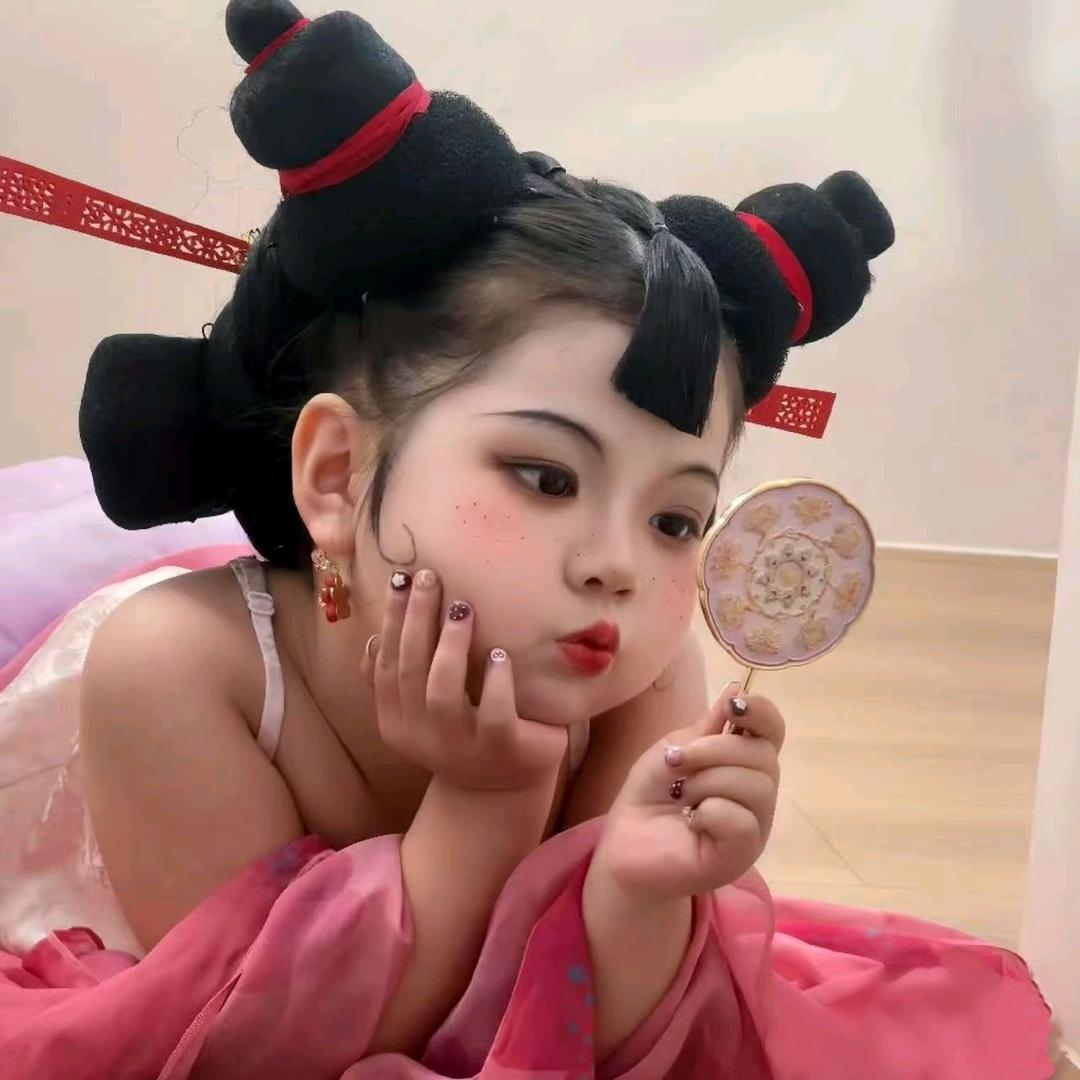 敏敏从小就漂亮