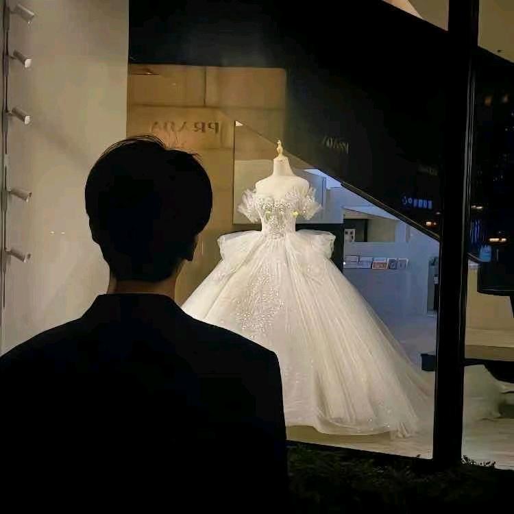 卖上汽大通的年轻人