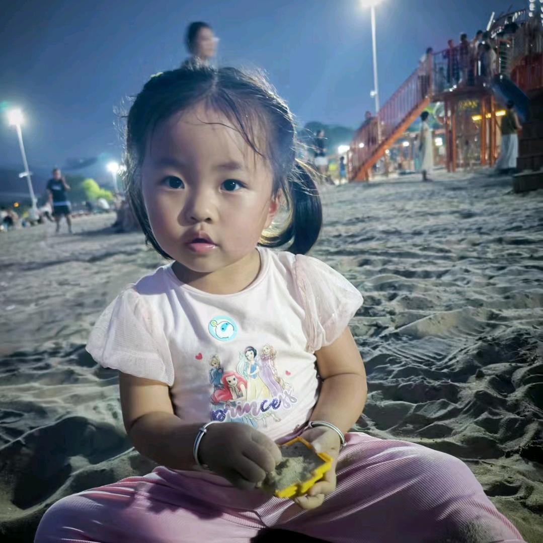 种草莓的小姑娘🍓