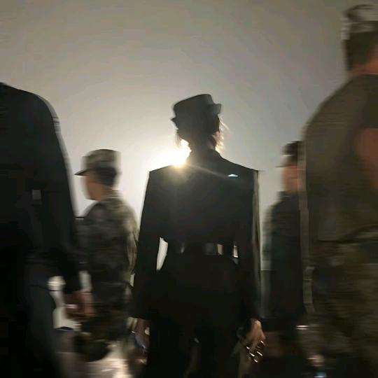 英砸开门
