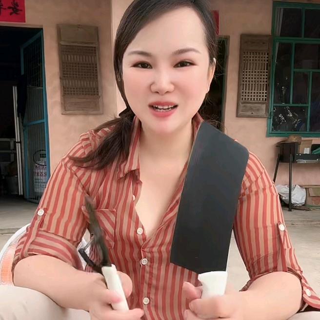 卖刀的小女孩