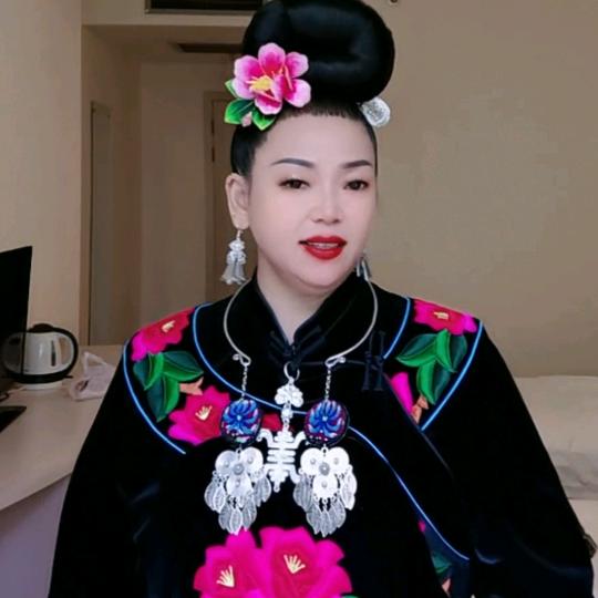 玉鸿，民族服装厂，主营各类少数民族传统服