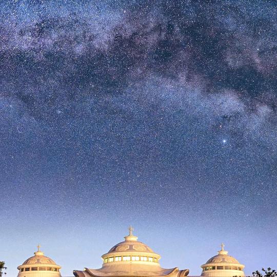 大肚能容天下事，笑口看破古今愁。