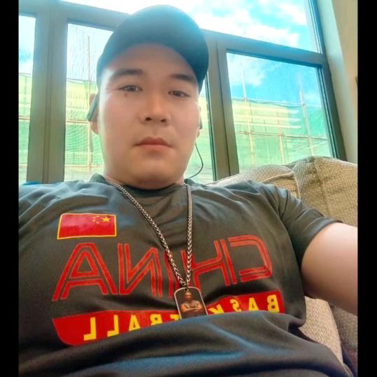 铁男练铁拳