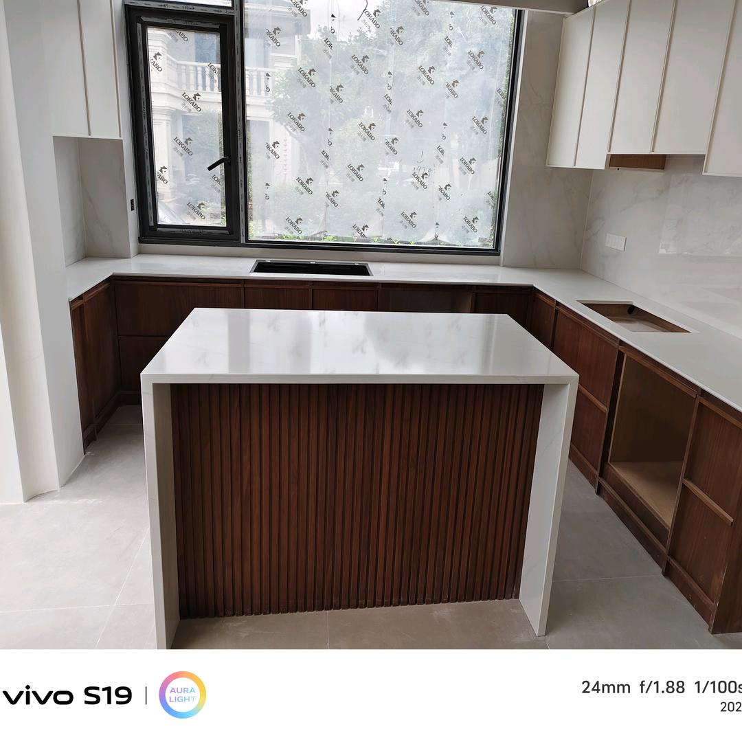 松隧石英石背景岩板加工中725694