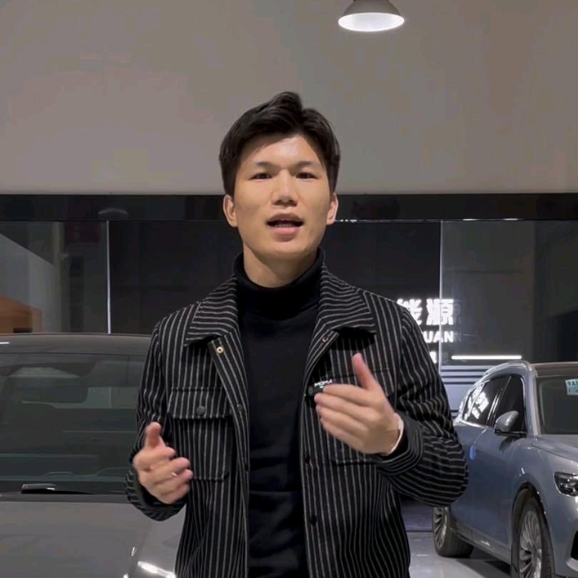 蜂能阿杨收电车