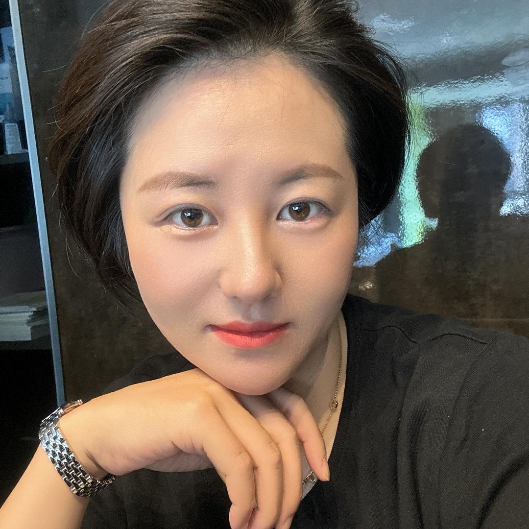 茅台镇祥康酒厂——短发女士