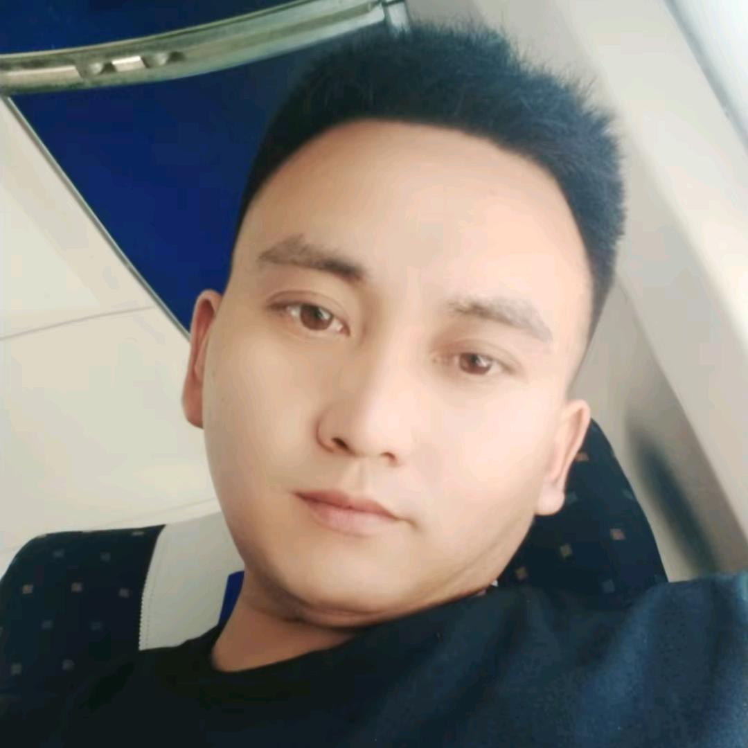 风雨中的孤影