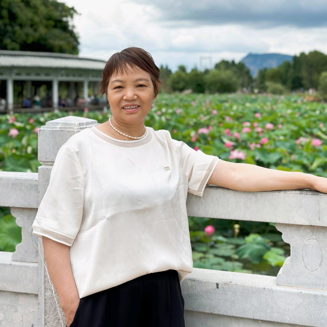 小何