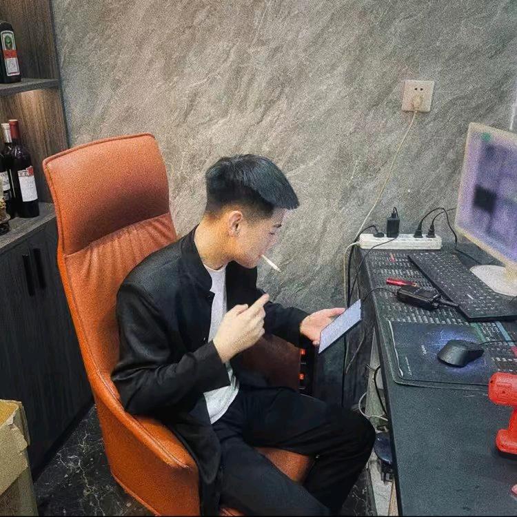刘阳.