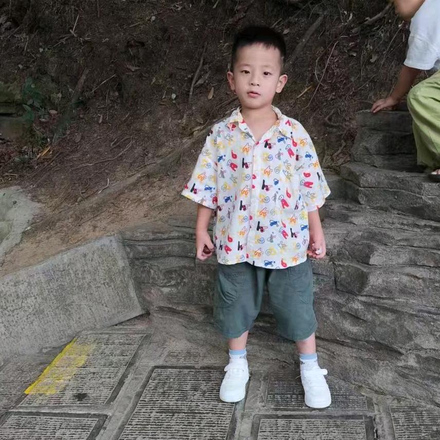 发型有点乱