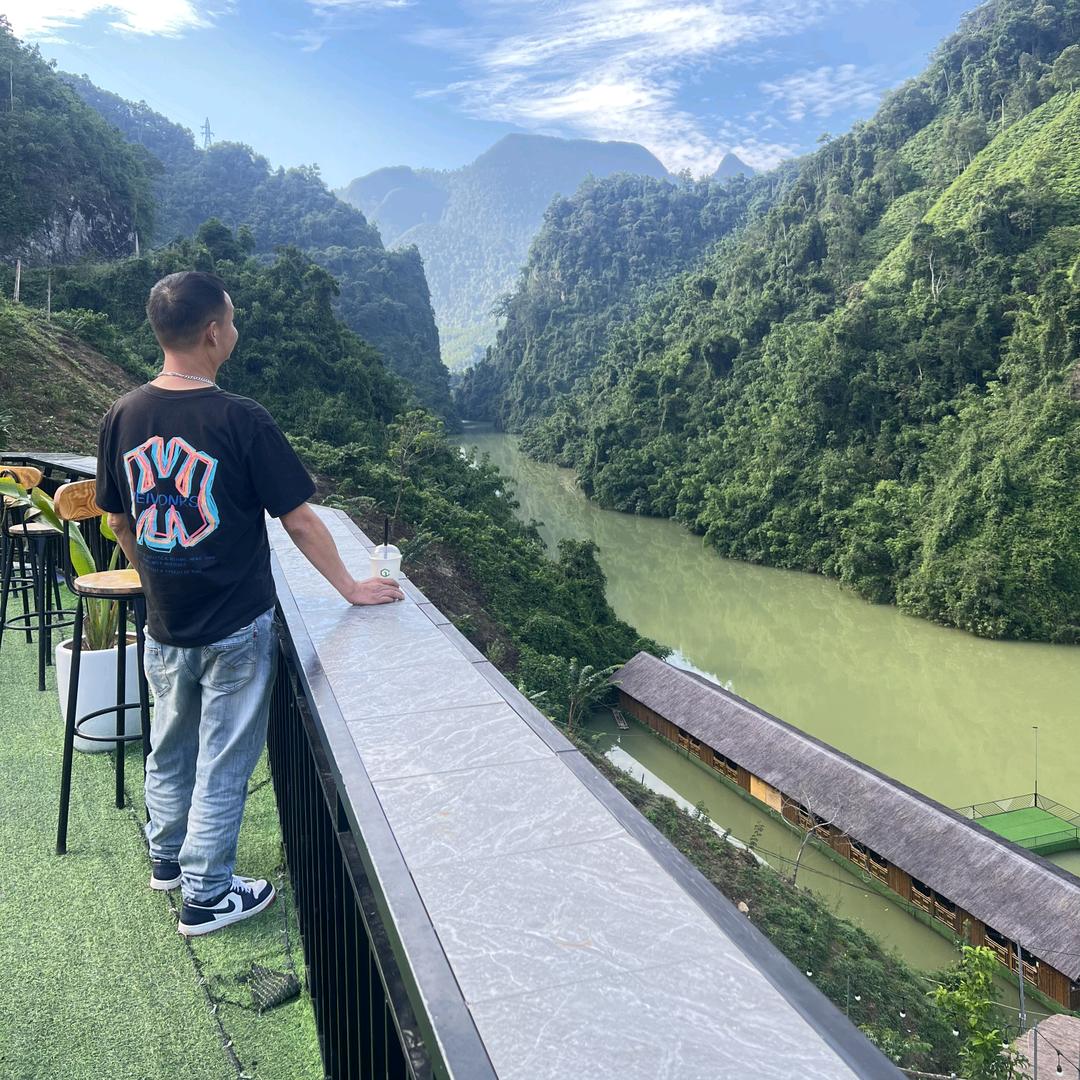 骑着摩托踢足球