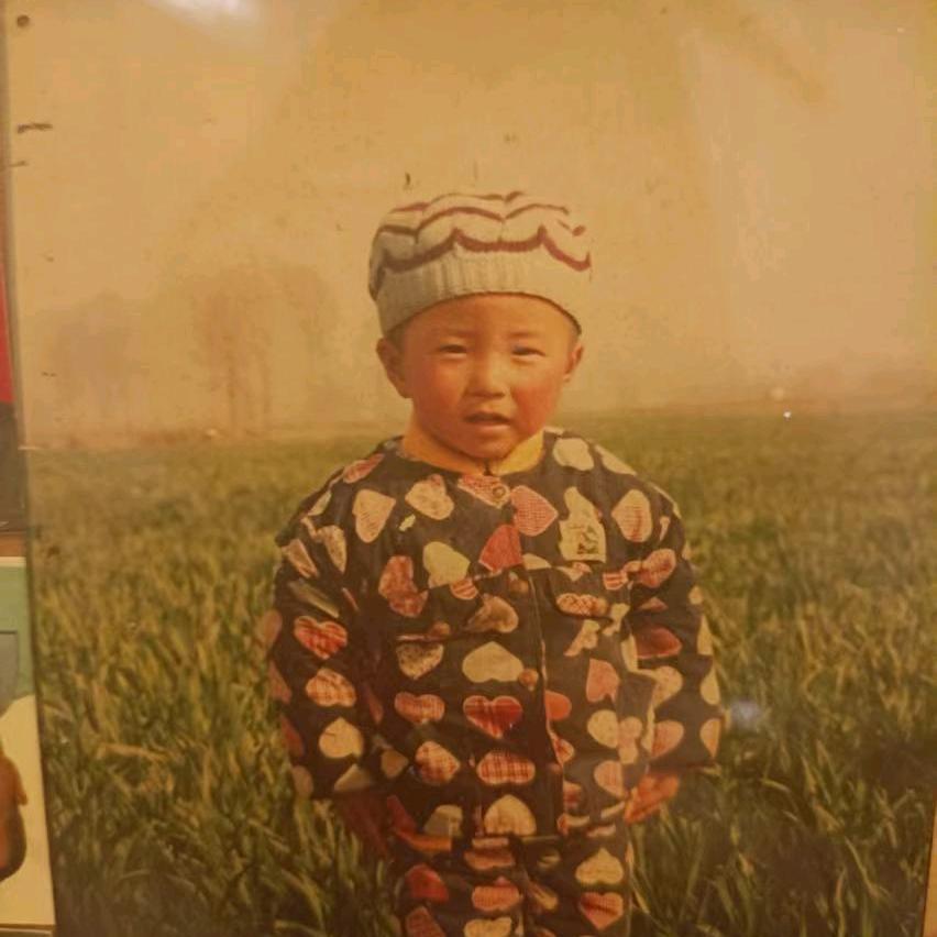 小王吃猪蹄。