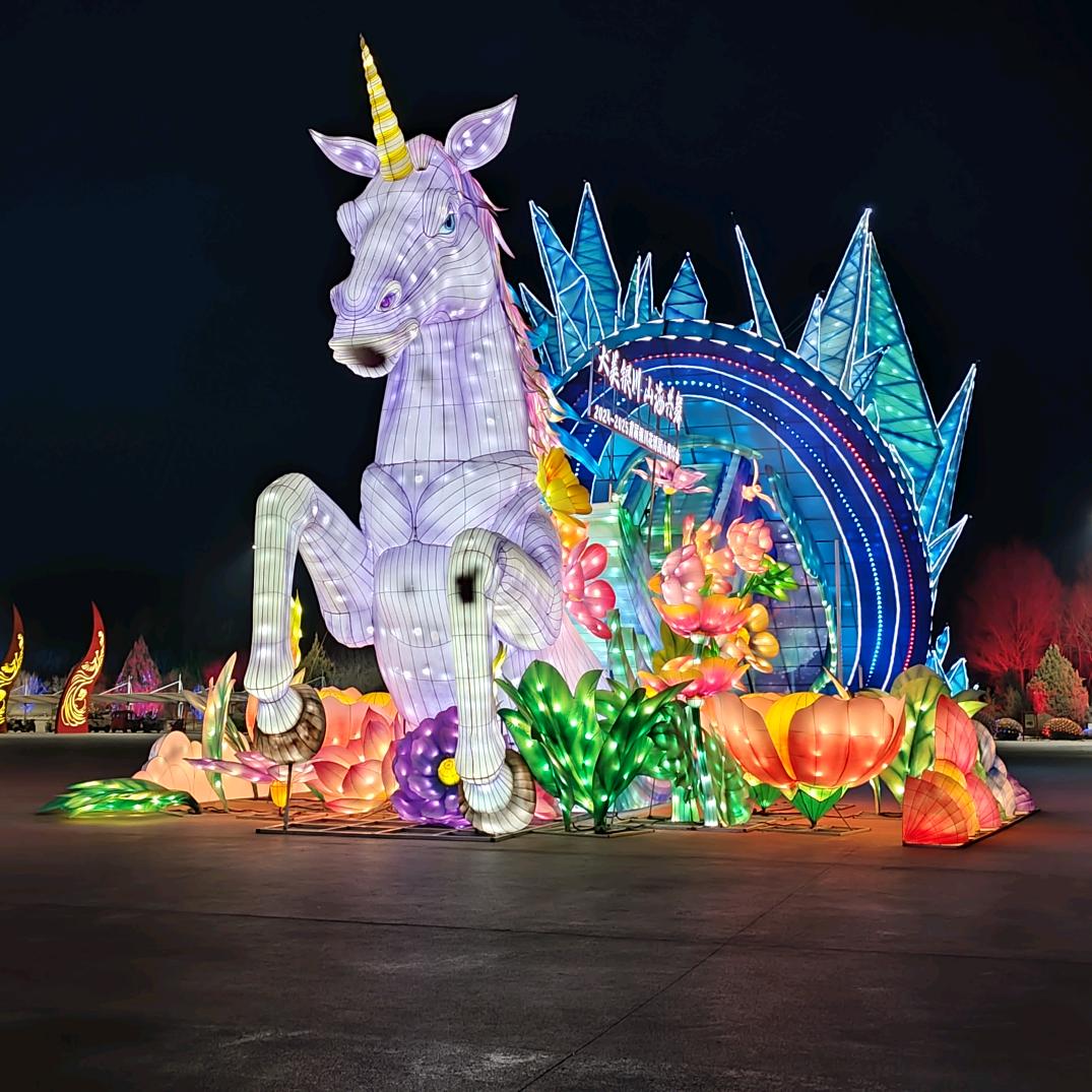 开着拖拉机迎接春天的到来