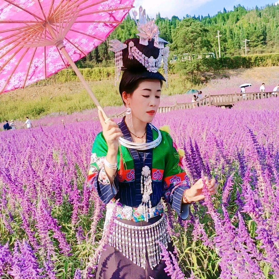 苗族琴妹“银传人”银饰