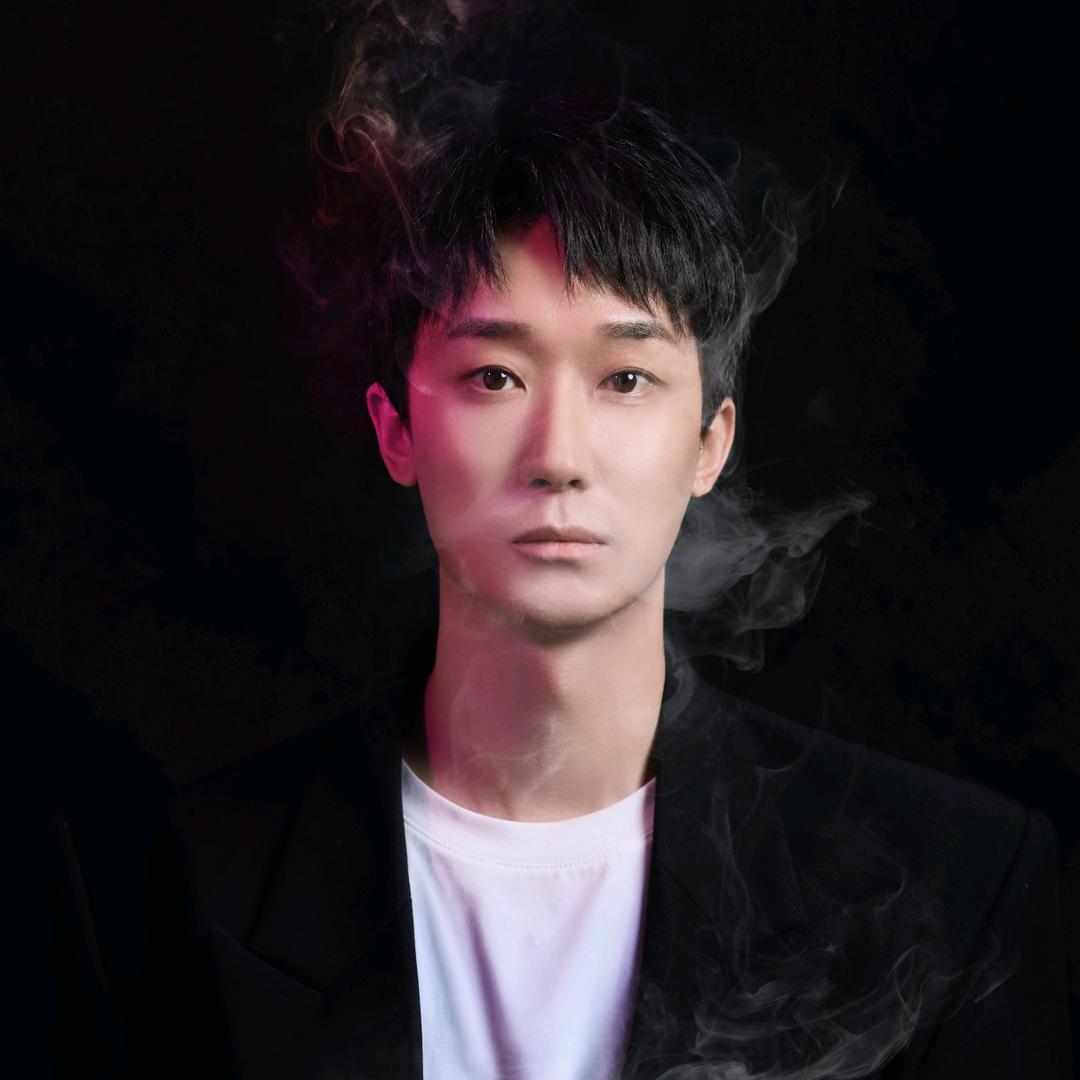 养水晶的大男孩