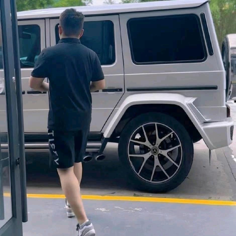 杨凡.