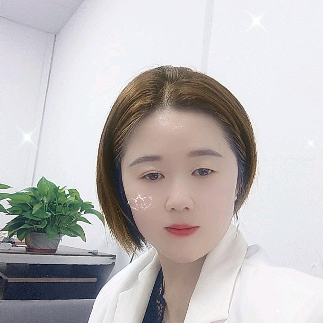 阳光下的小姑娘
