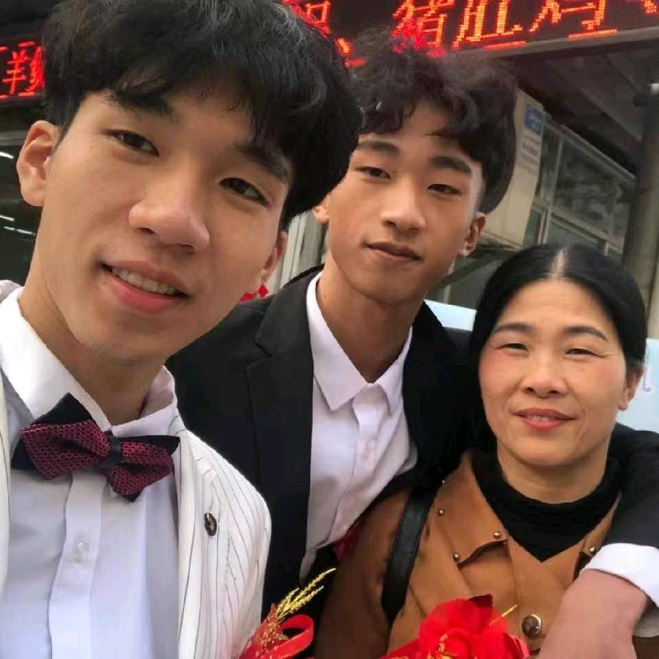 阳光灿烂 ，，，你来与不来我都在等你