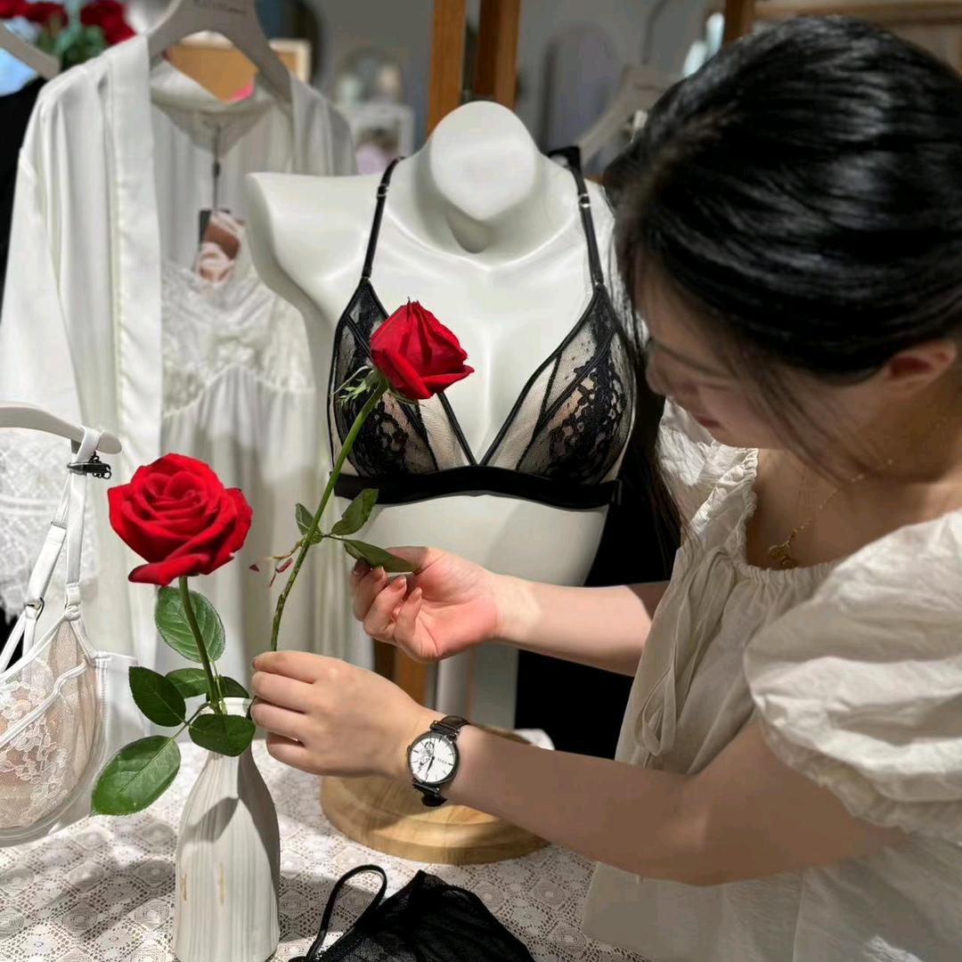 闺蜜内搭集合店官方号