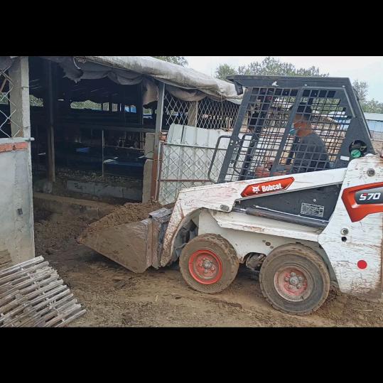 山猫滑移装载机