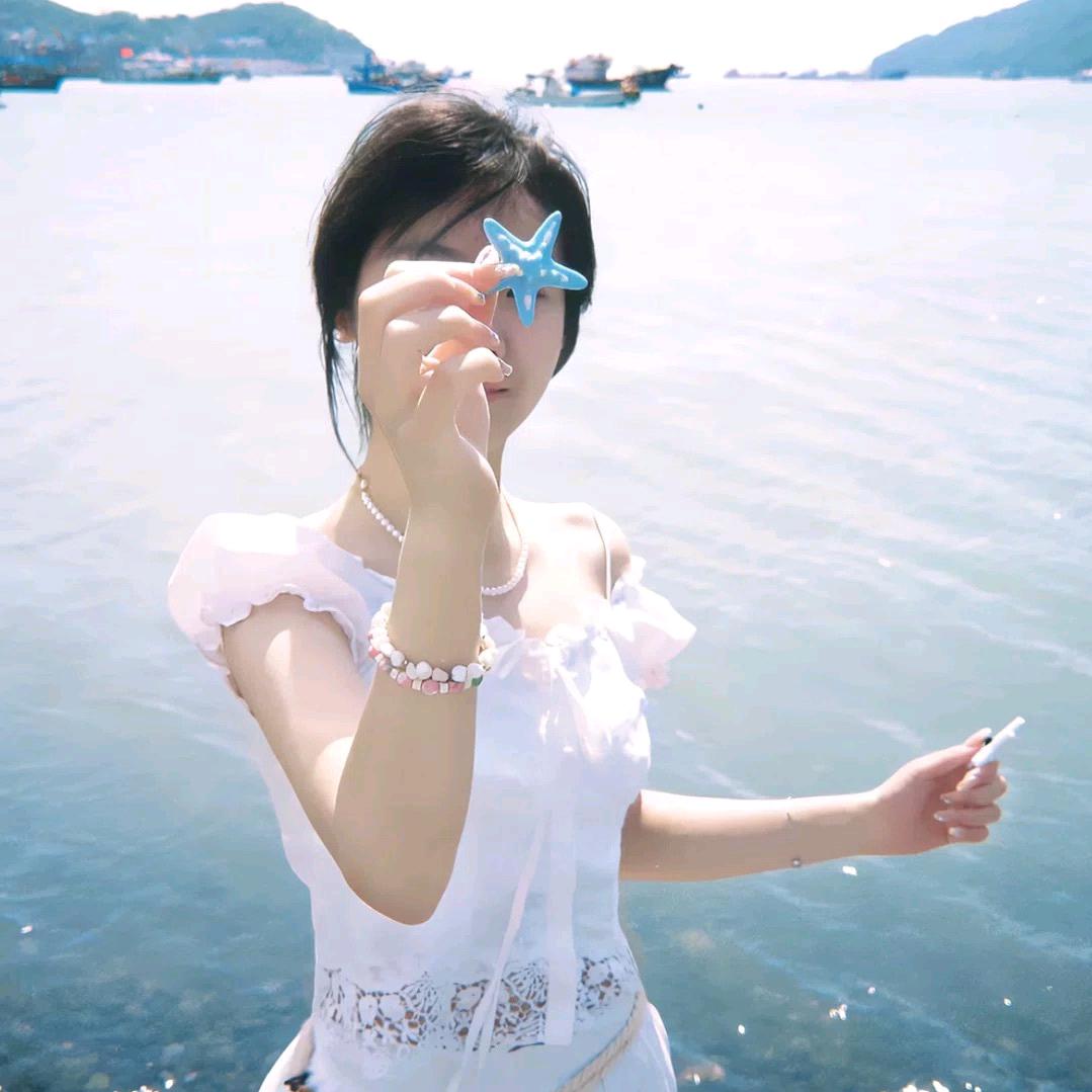 桦子不抽华子.