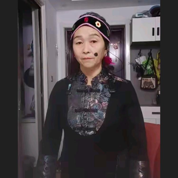 爱唱歌的农村小老太