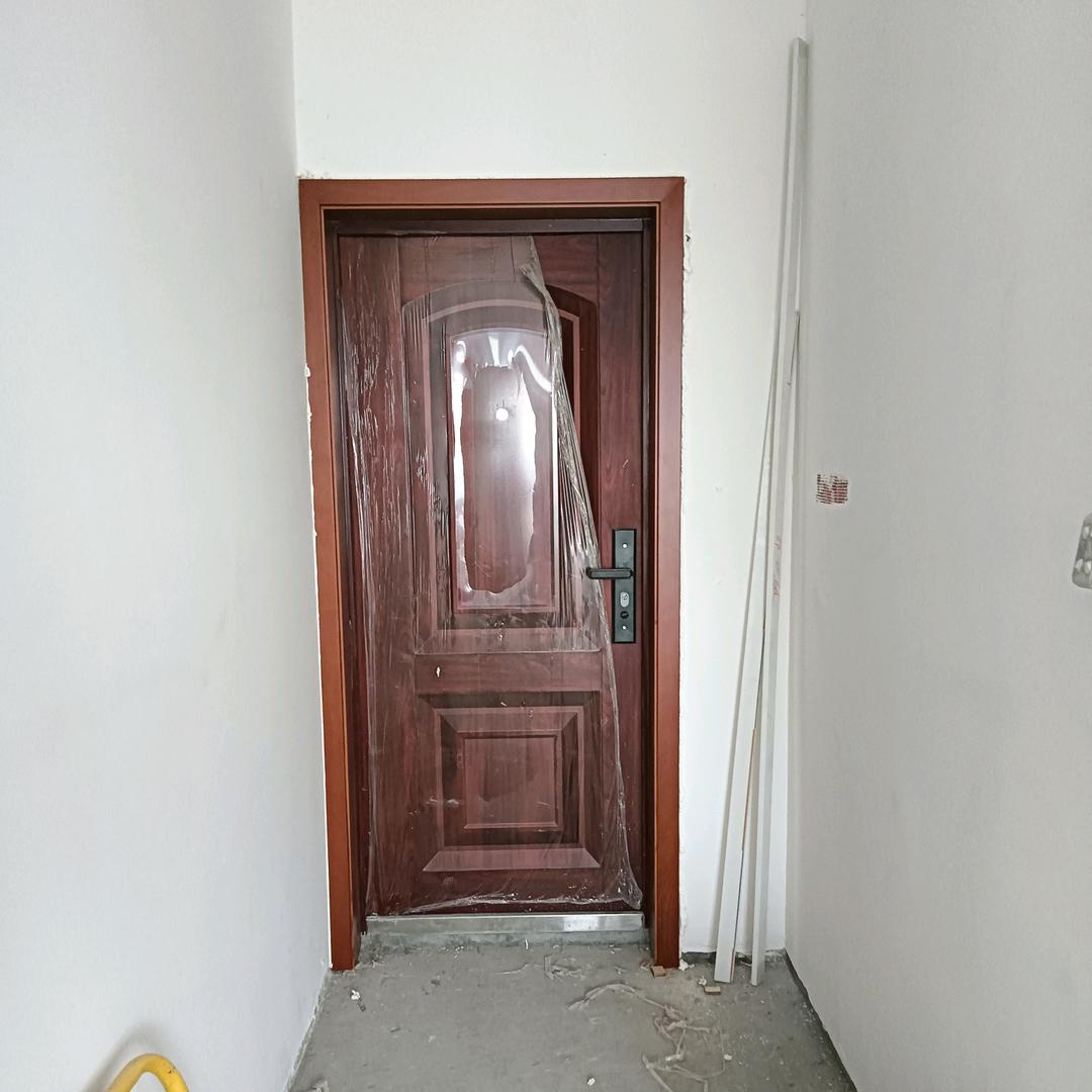 成都入户套定制，与，防盗门同色。