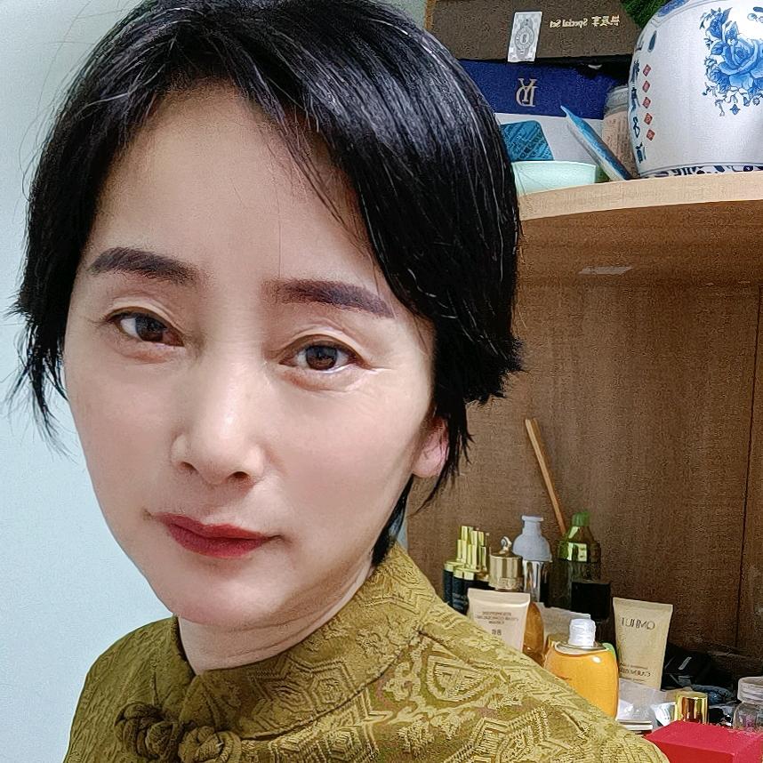 偷偷的。