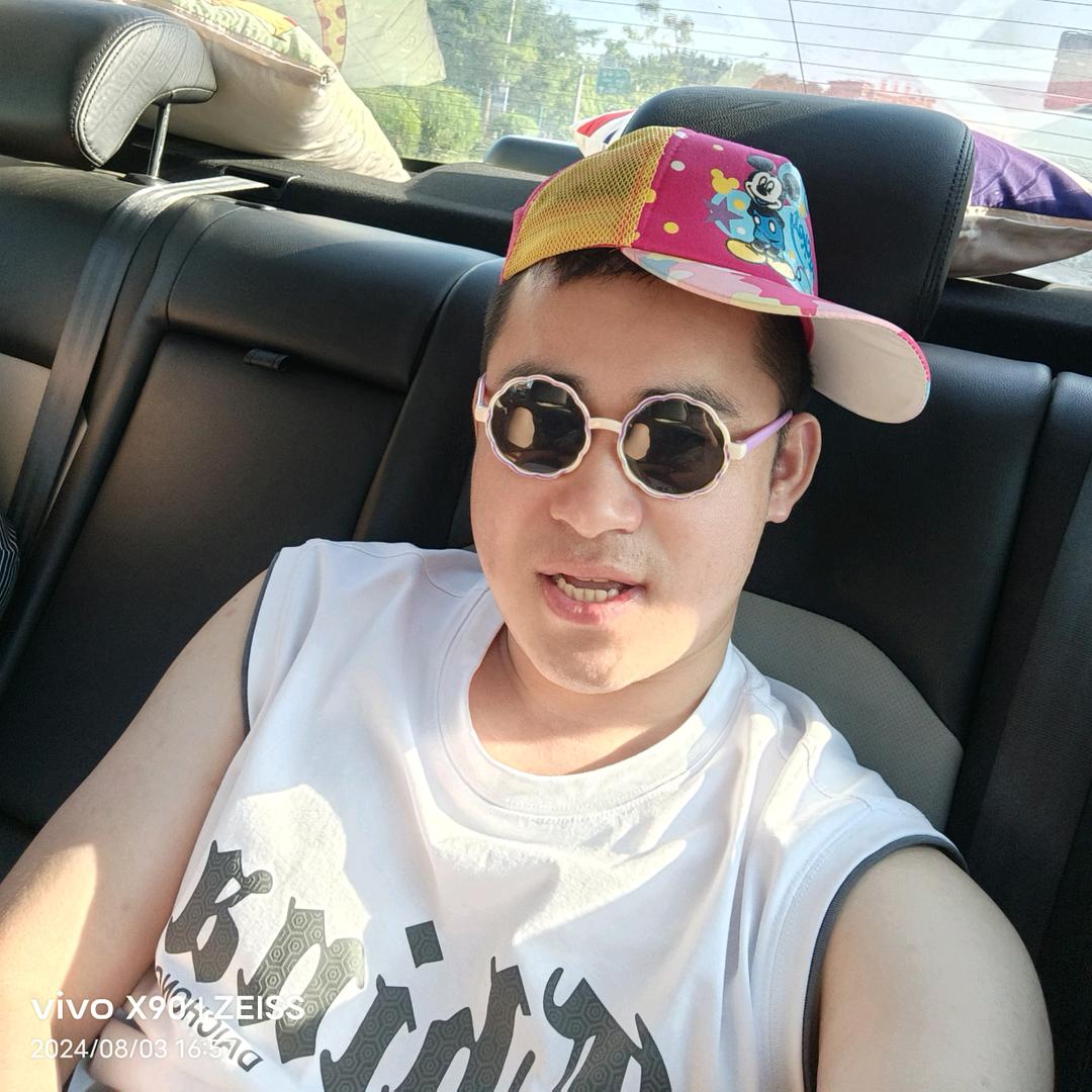 小帽哥招财进宝