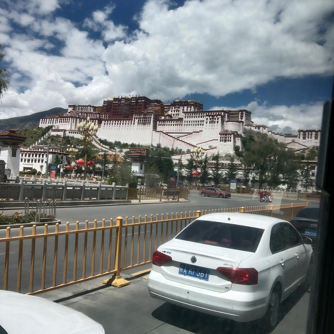 结伴游行