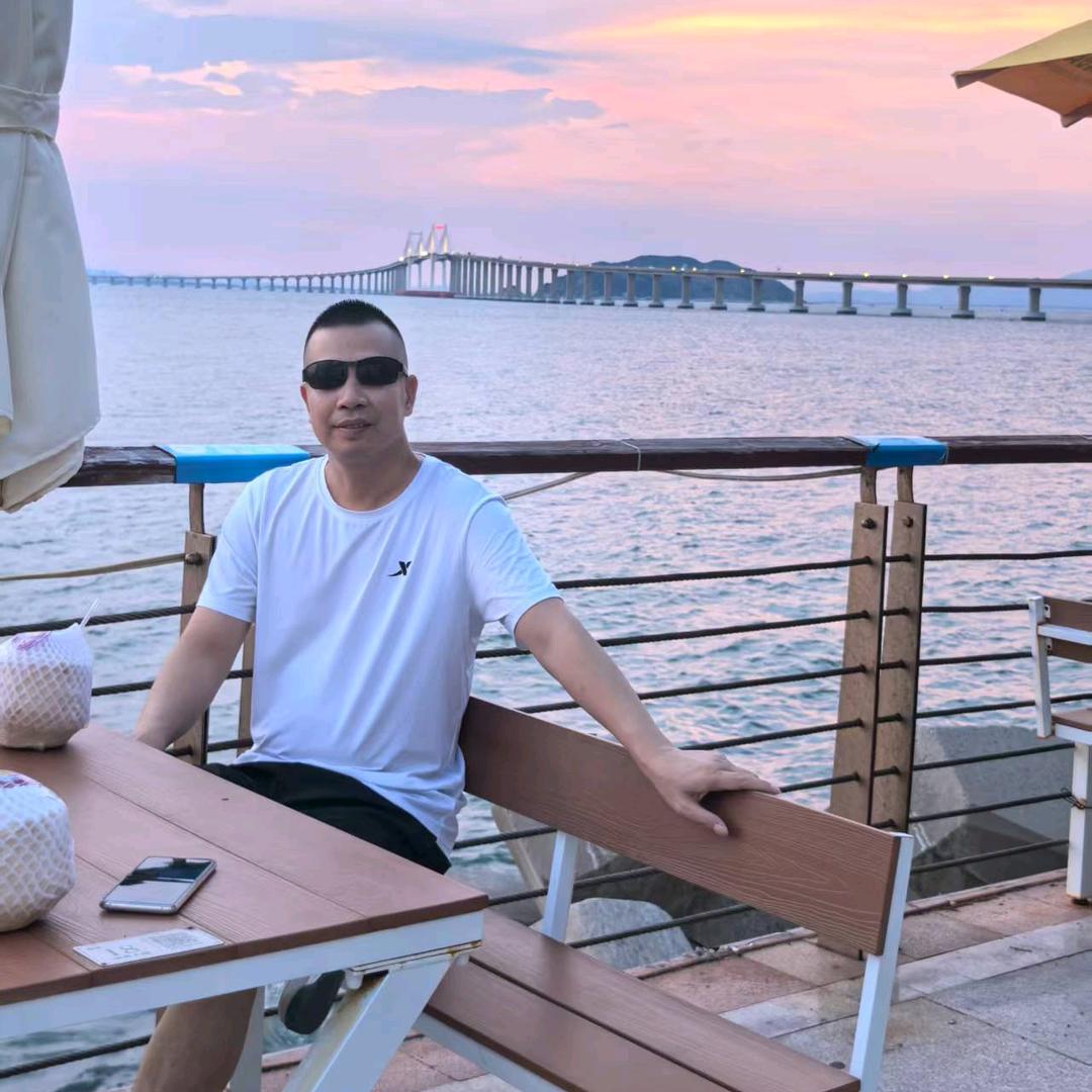 钟相依，花相随。