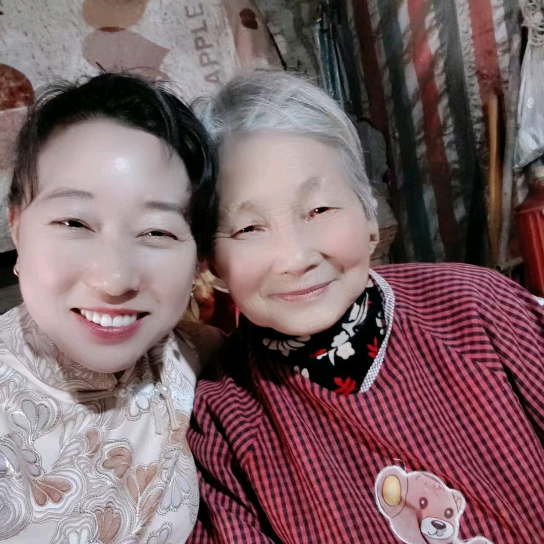 毛毛和婆婆的日常👩‍❤️‍💋‍👩