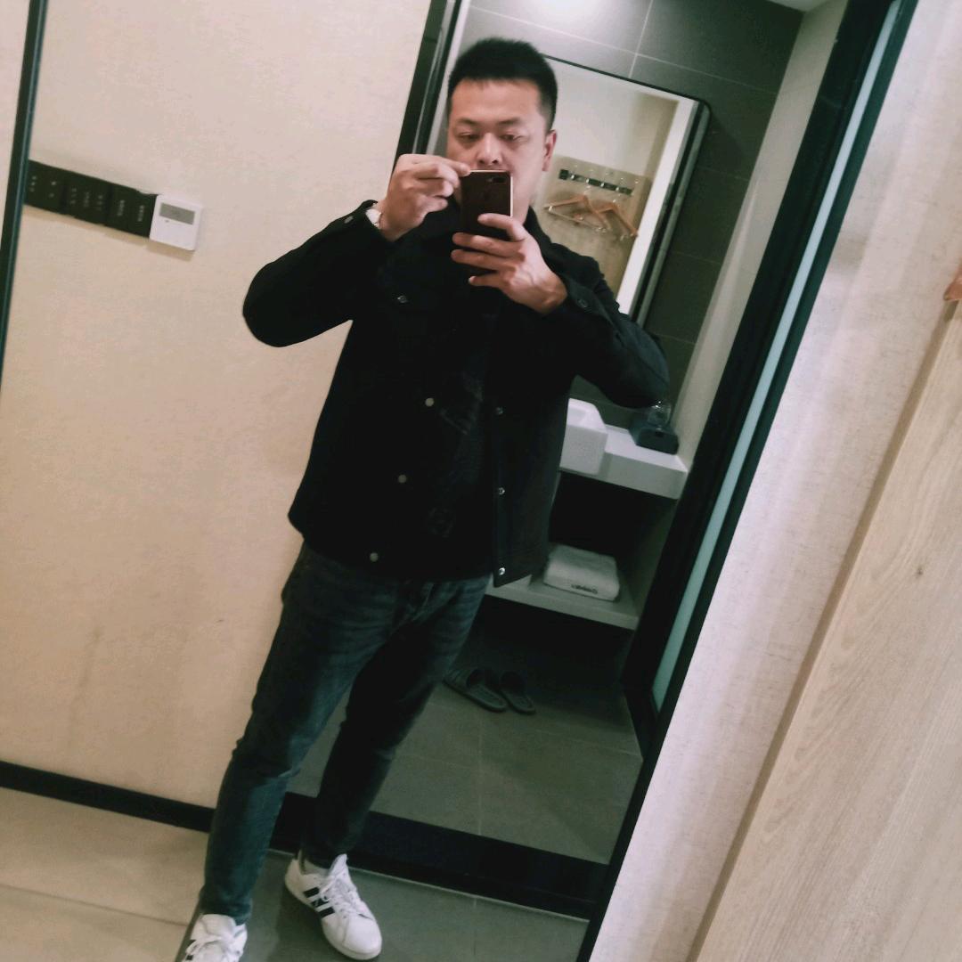 陈默.